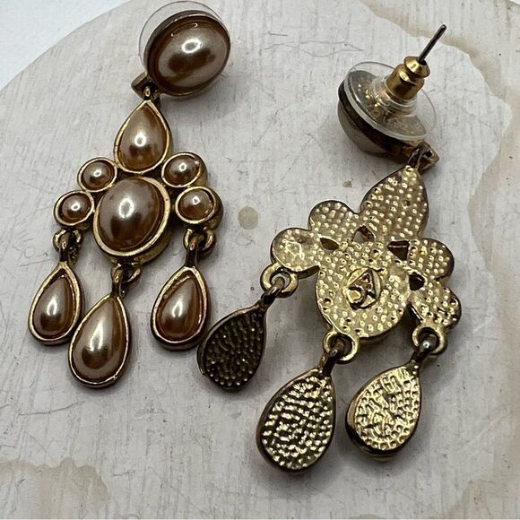 Amrita Singh pearlescent elegant chandelier dangle earrings on gold tone backing - Picture 3 of 9